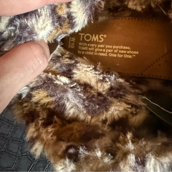 TOMS Canvas Chukka High-Low Ankle Boot Shoe Green Faux Leopard Fur Lined
US 10 - Picture 11 of 11